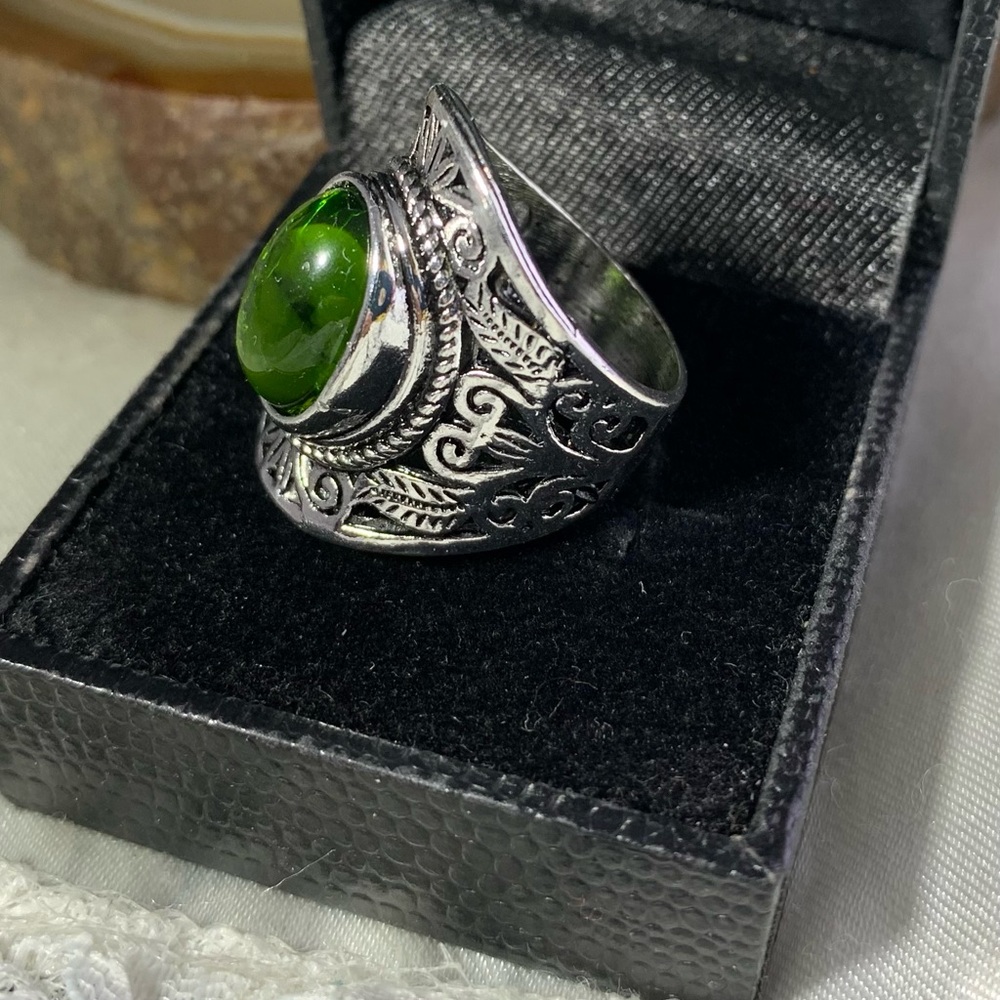 SILVER PLATED GREEN CAB LEAF RING SIZE 8 - Picture 2 of 4